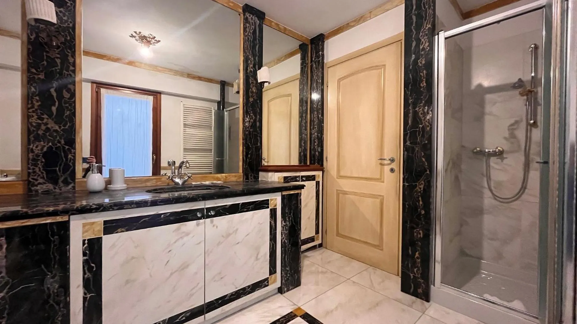 Piazza Erbe Lodge Verona Apartmán